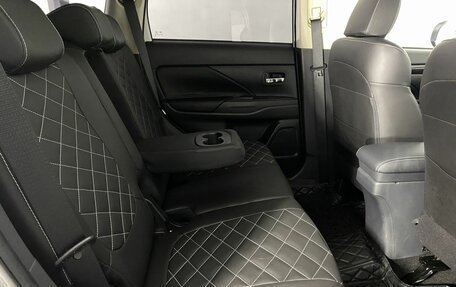 Mitsubishi Outlander III рестайлинг 3, 2022 год, 2 450 000 рублей, 14 фотография