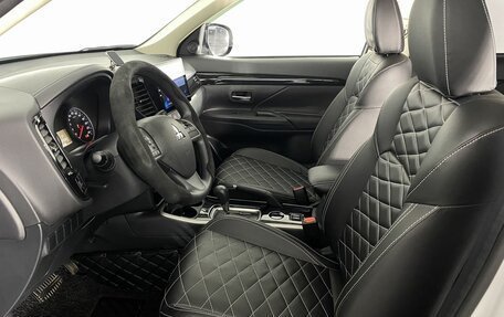 Mitsubishi Outlander III рестайлинг 3, 2022 год, 2 450 000 рублей, 12 фотография