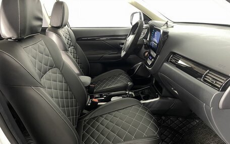 Mitsubishi Outlander III рестайлинг 3, 2022 год, 2 450 000 рублей, 13 фотография