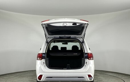 Mitsubishi Outlander III рестайлинг 3, 2022 год, 2 450 000 рублей, 9 фотография