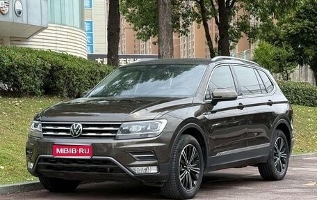 Volkswagen Tiguan II, 2021 год, 2 350 000 рублей, 1 фотография