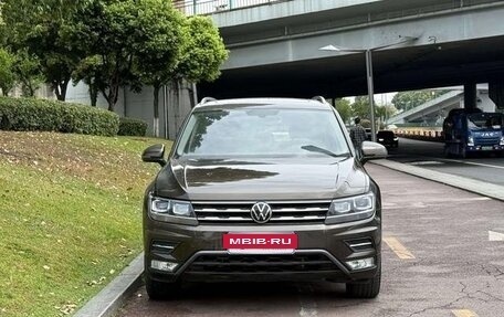 Volkswagen Tiguan II, 2021 год, 2 350 000 рублей, 2 фотография