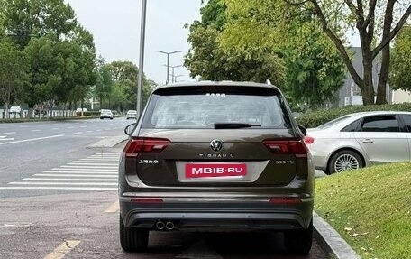 Volkswagen Tiguan II, 2021 год, 2 350 000 рублей, 3 фотография