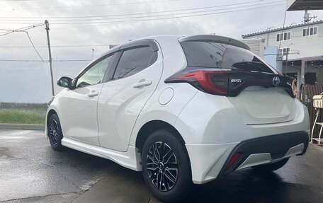 Toyota Yaris, 2022 год, 1 150 000 рублей, 2 фотография