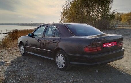 Mercedes-Benz E-Класс, 1997 год, 550 000 рублей, 1 фотография