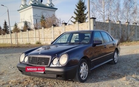 Mercedes-Benz E-Класс, 1997 год, 550 000 рублей, 3 фотография
