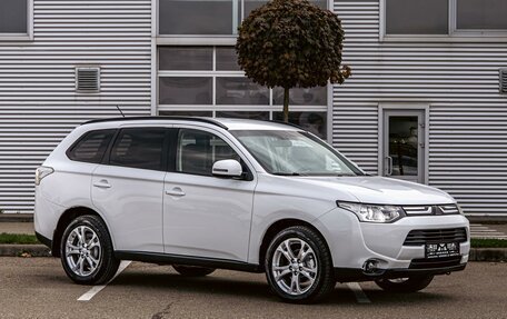 Mitsubishi Outlander III рестайлинг 3, 2013 год, 1 355 000 рублей, 3 фотография