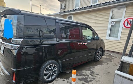 Toyota Voxy III, 2020 год, 2 425 000 рублей, 4 фотография