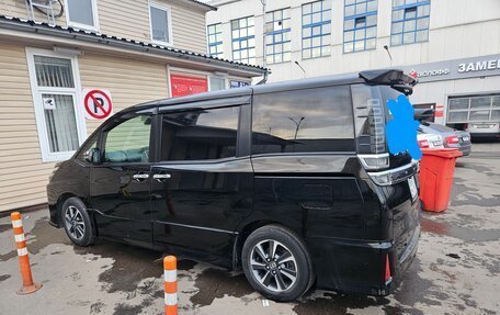 Toyota Voxy III, 2020 год, 2 425 000 рублей, 2 фотография