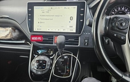 Toyota Voxy III, 2020 год, 2 425 000 рублей, 5 фотография