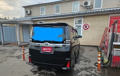 Toyota Voxy III, 2020 год, 2 425 000 рублей, 3 фотография