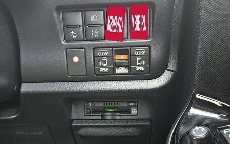 Toyota Voxy III, 2020 год, 2 425 000 рублей, 6 фотография