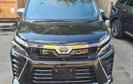 Toyota Voxy III, 2020 год, 2 425 000 рублей, 13 фотография