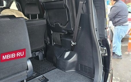 Toyota Voxy III, 2020 год, 2 425 000 рублей, 9 фотография