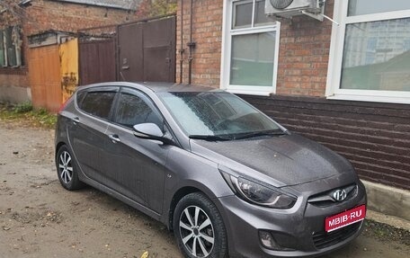 Hyundai Solaris II рестайлинг, 2011 год, 700 000 рублей, 1 фотография