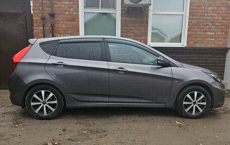 Hyundai Solaris II рестайлинг, 2011 год, 700 000 рублей, 3 фотография