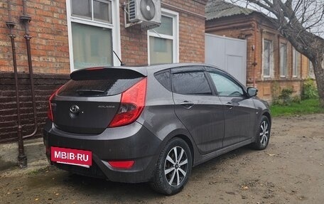 Hyundai Solaris II рестайлинг, 2011 год, 700 000 рублей, 2 фотография