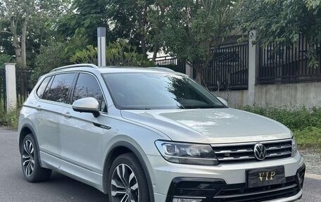 Volkswagen Tiguan II, 2021 год, 2 100 000 рублей, 2 фотография