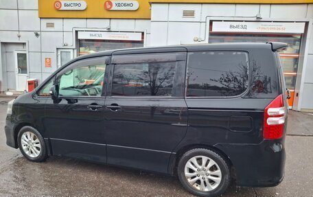 Toyota Noah III, 2010 год, 1 500 000 рублей, 2 фотография