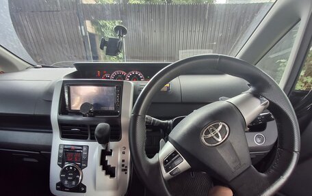 Toyota Noah III, 2010 год, 1 500 000 рублей, 13 фотография