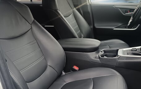 Toyota RAV4, 2021 год, 3 250 000 рублей, 7 фотография