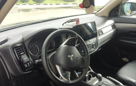 Mitsubishi Outlander III рестайлинг 3, 2014 год, 1 660 000 рублей, 2 фотография