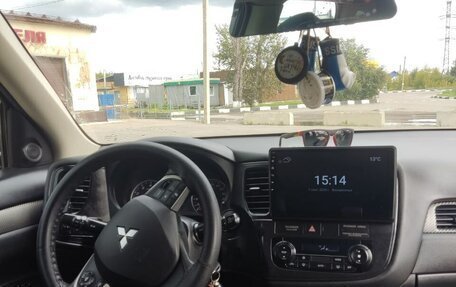 Mitsubishi Outlander III рестайлинг 3, 2014 год, 1 660 000 рублей, 10 фотография