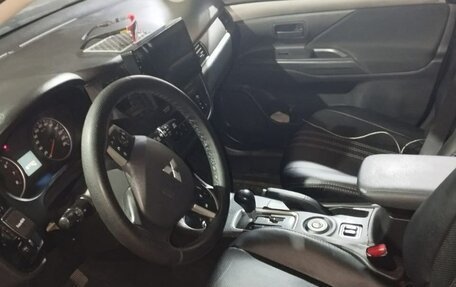Mitsubishi Outlander III рестайлинг 3, 2014 год, 1 660 000 рублей, 8 фотография