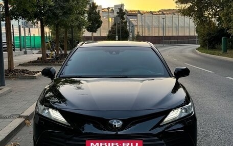 Toyota Camry, 2021 год, 3 300 000 рублей, 2 фотография