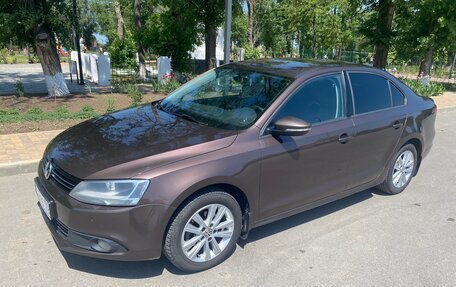Volkswagen Jetta VI, 2014 год, 1 050 000 рублей, 2 фотография
