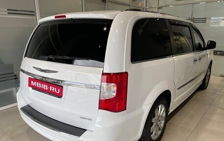 Chrysler Voyager IV, 2014 год, 1 533 000 рублей, 4 фотография