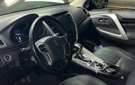 Mitsubishi Pajero Sport III рестайлинг, 2019 год, 3 300 000 рублей, 11 фотография