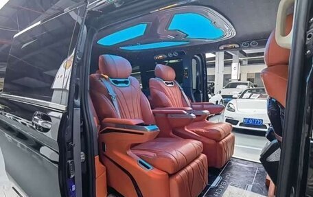 Mercedes-Benz V-Класс, 2022 год, 3 050 000 рублей, 4 фотография