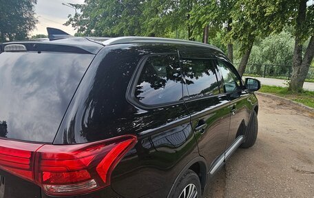 Mitsubishi Outlander III рестайлинг 3, 2018 год, 2 250 000 рублей, 3 фотография