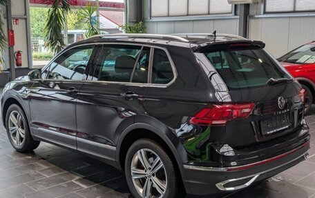 Volkswagen Tiguan II, 2022 год, 3 700 000 рублей, 2 фотография