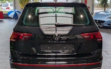 Volkswagen Tiguan II, 2022 год, 3 700 000 рублей, 3 фотография