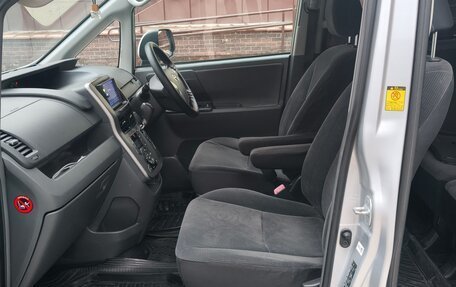 Toyota Voxy II, 2009 год, 1 250 000 рублей, 23 фотография