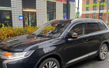 Mitsubishi Outlander III рестайлинг 3, 2019 год, 2 100 000 рублей, 3 фотография