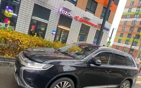 Mitsubishi Outlander III рестайлинг 3, 2019 год, 2 100 000 рублей, 2 фотография