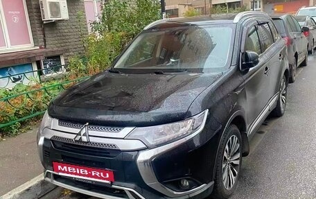 Mitsubishi Outlander III рестайлинг 3, 2019 год, 2 100 000 рублей, 8 фотография