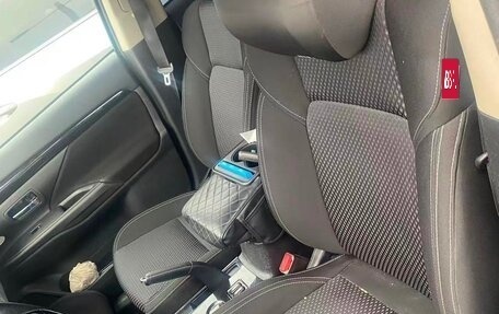 Mitsubishi Outlander III рестайлинг 3, 2019 год, 2 100 000 рублей, 9 фотография