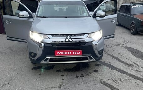 Mitsubishi Outlander III рестайлинг 3, 2019 год, 1 870 000 рублей, 1 фотография