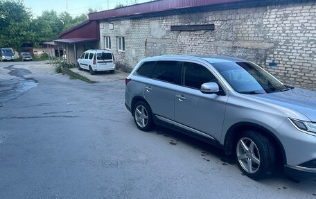 Mitsubishi Outlander III рестайлинг 3, 2019 год, 1 870 000 рублей, 4 фотография