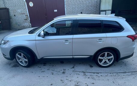 Mitsubishi Outlander III рестайлинг 3, 2019 год, 1 870 000 рублей, 3 фотография