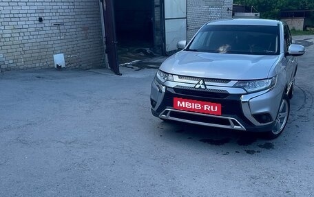 Mitsubishi Outlander III рестайлинг 3, 2019 год, 1 870 000 рублей, 2 фотография