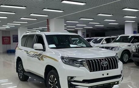 Toyota Land Cruiser Prado 150 рестайлинг 2, 2023 год, 8 100 000 рублей, 3 фотография