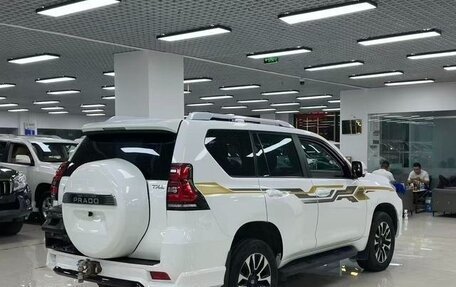 Toyota Land Cruiser Prado 150 рестайлинг 2, 2023 год, 8 100 000 рублей, 4 фотография