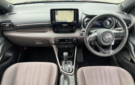 Toyota Yaris, 2021 год, 645 000 рублей, 10 фотография