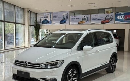 Volkswagen Touran III, 2021 год, 1 944 000 рублей, 1 фотография