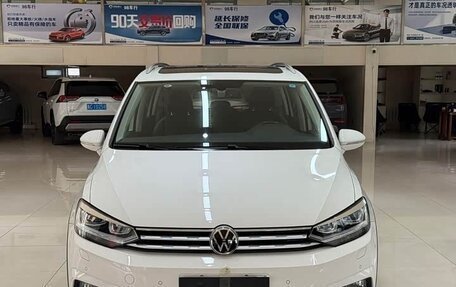 Volkswagen Touran III, 2021 год, 1 944 000 рублей, 2 фотография